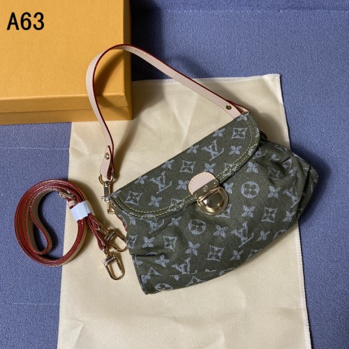 LOUIS VUITTON - FRANÇA. Bolsa de viagem de mão no padrã