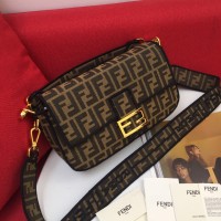 BOLSA FENDI ZUCA BANGUETTE